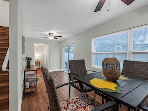 Dining - Beautiful 3-bedroom home with pool near beaches and attractions (Palmetto)