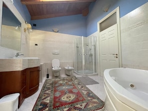 Bathroom - Papavero Room with Mountain View, Shared Garden and Wi-Fi (Bivedo-Larido-Marazzone)
