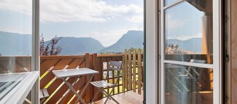 Viola Room with Mountain View, Shared Garden, and Wi-Fi