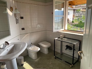 Bathroom - Viola Room with Mountain View, Shared Garden, and Wi-Fi (Bivedo-Larido-Marazzone)