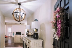 Interior - South Tulsa 4bd, Jenks schools, remodeled 3100sf executive home, has home ofc (Tulsa)