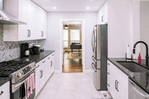 Private kitchen - South Tulsa 4bd, Jenks schools, remodeled 3100sf executive home, has home ofc (Tulsa)