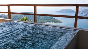 Ein Whirlpool mit Blick auf eine Küstenlandschaft.