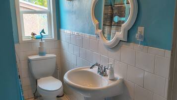 Haartrockner, Handtücher, Seife, Toilettenpapier
