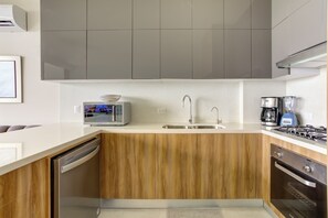Kaffetrakter/tekoker, kjøleskap, mikrobølgeovn og ovn
