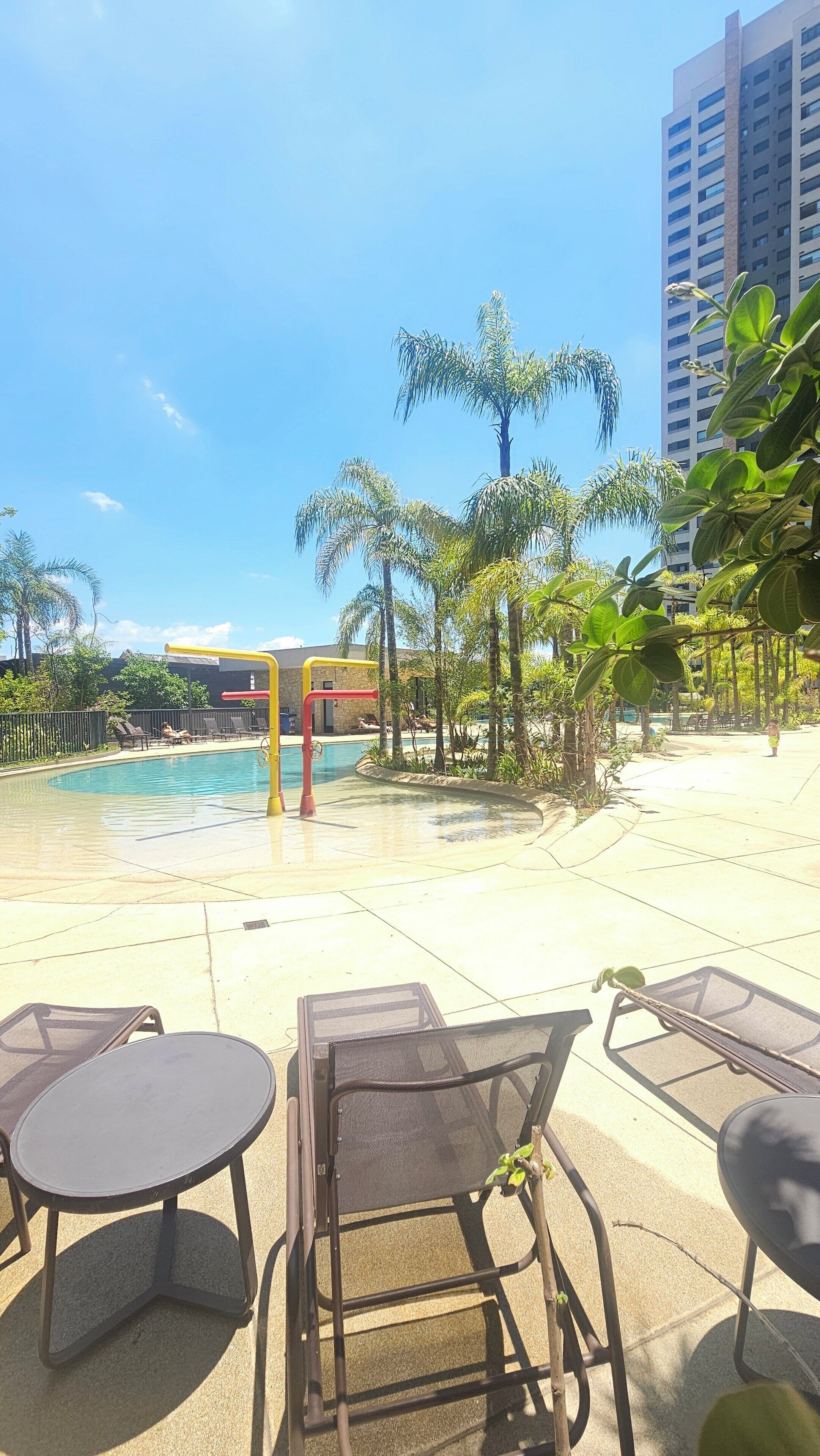 Una piscina al aire libre