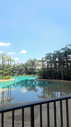 Una piscina al aire libre