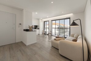 A modern apartment with a kitchen, dining area, and living room. - Skyline Consolação Flat - Shared Rooftop Pool (Peniche)