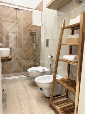 Shower, hair dryer, bidet, towels - Vrbo Property (Casoria)