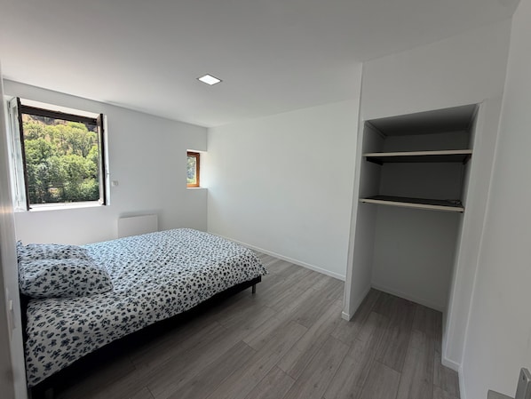 2 bedrooms, bed sheets