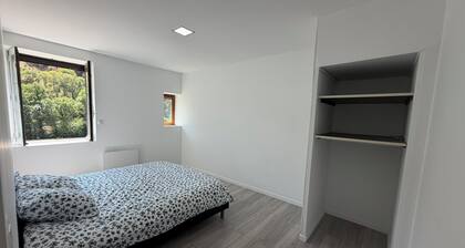 Renovated 70-square-meter apartment, sleeps up to 6. 2 large bedrooms. St Forgeux, 69490
