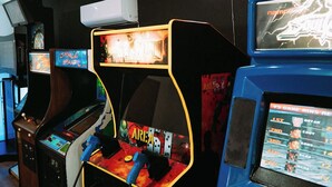 Rivi erilaisia pelihalleja, joissa on useita pelejä, kuten Space Panic ja Area.
