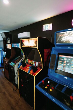 Eine Reihe von Spielautomaten mit verschiedenen Spielen, darunter Space Panic und Area.
