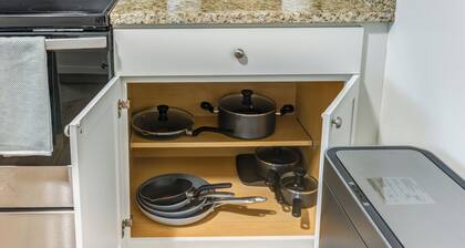 Spacious 2 BR Duplex Fast WiFi Parking