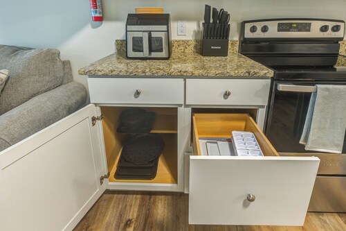 Spacious 2 BR Duplex Fast WiFi Parking