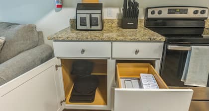 Spacious 2 BR Duplex Fast WiFi Parking