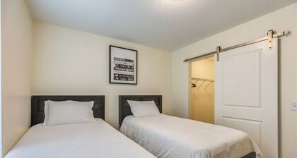 Spacious 2 BR Duplex Fast WiFi Parking
