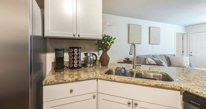 Spacious 2 BR Duplex Fast WiFi Parking
