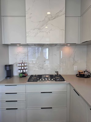 Private kitchen - Azure Palms · Lakefront Resort Condo | Pool, Hot Tubs & Golf Simulators (Kelowna)
