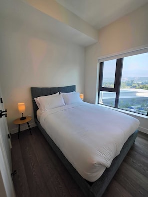 2 bedrooms, iron/ironing board, internet, bed sheets - Azure Palms · Lakefront Resort Condo | Pool, Hot Tubs & Golf Simulators (Kelowna)