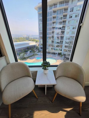 Interior - Azure Palms · Lakefront Resort Condo | Pool, Hot Tubs & Golf Simulators (Kelowna)