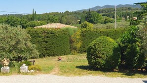 A rural landscape with a house surrounded by lush greenery and hills in the background. - La Belle Aupsoise - AUPS (AUPS)