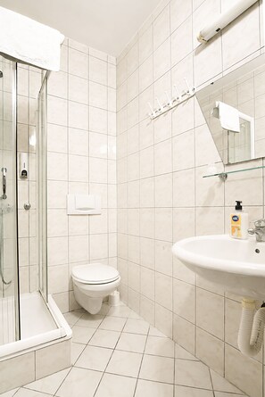Séchoir à cheveux, serviettes fournies, savon, papier de toilette