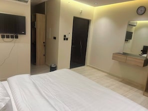 Appartamento Deluxe, vista città | Una cassaforte in camera, ferro/asse da stiro, Wi-Fi gratuito