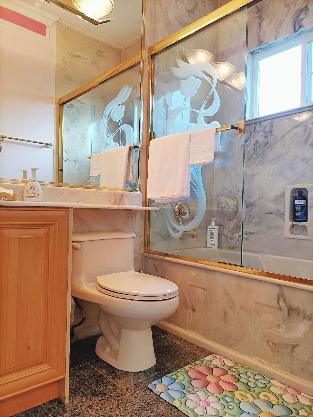 Combined shower/tub, free toiletries, hair dryer, slippers