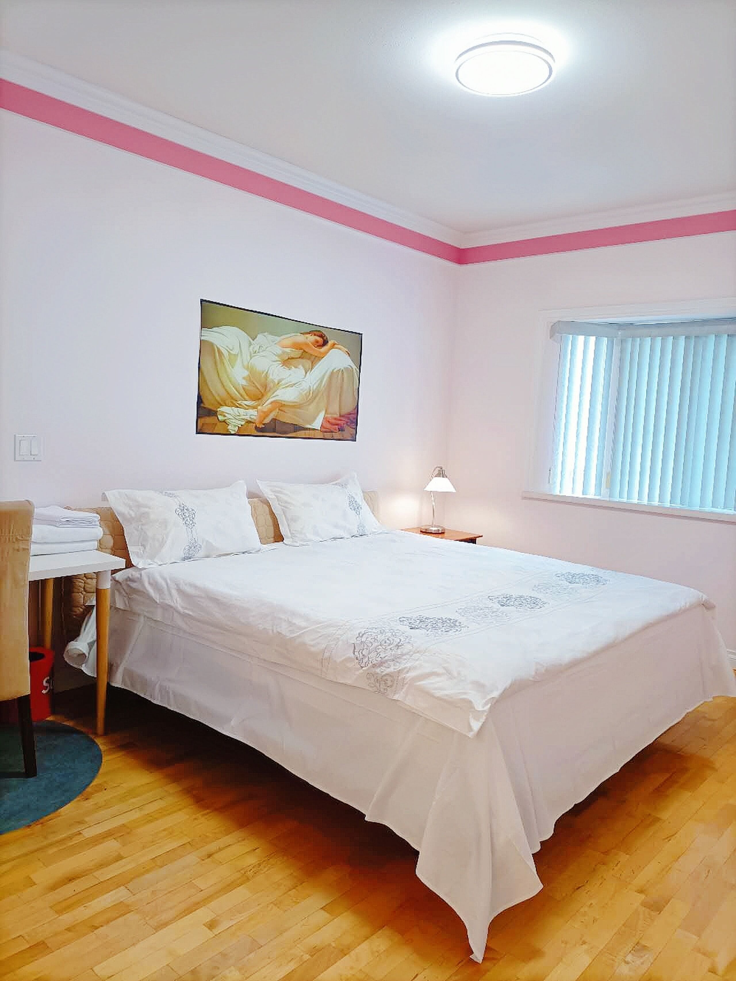 Schreibtisch, Verdunkelungsvorhänge, schallisolierte Zimmer