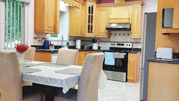 Full-size fridge, microwave, stovetop, dishwasher
