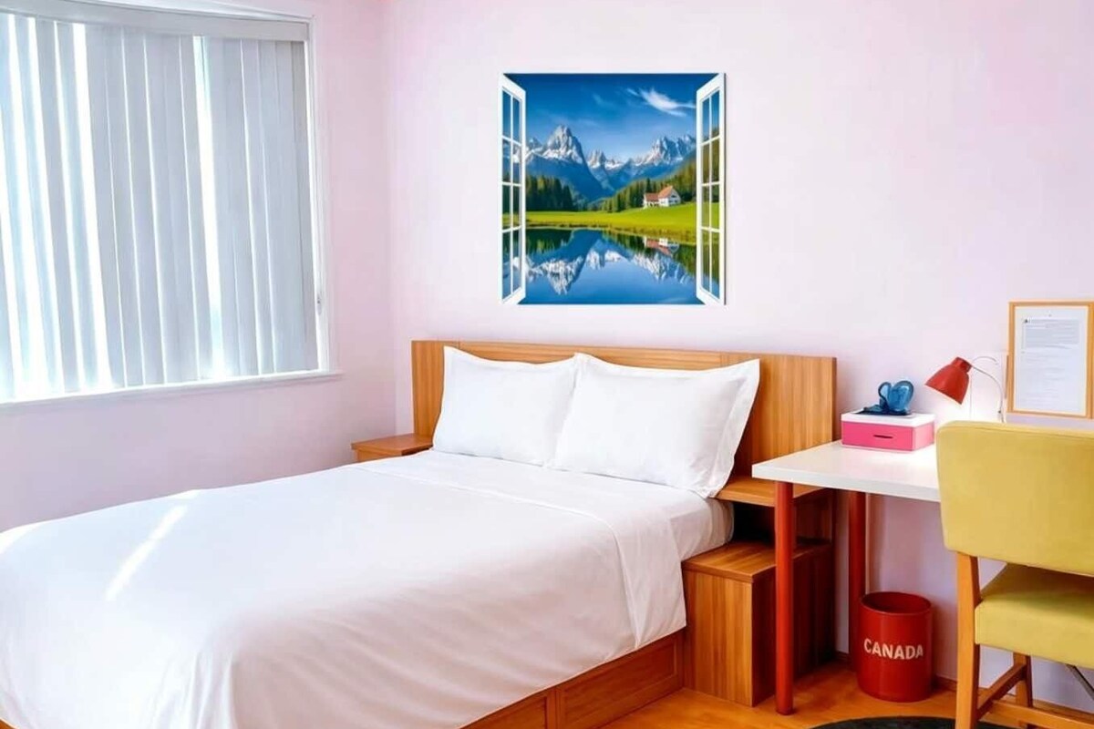Un dormitorio con cama, escritorio, silla, ventana con persianas y un cuadro de un paisaje.