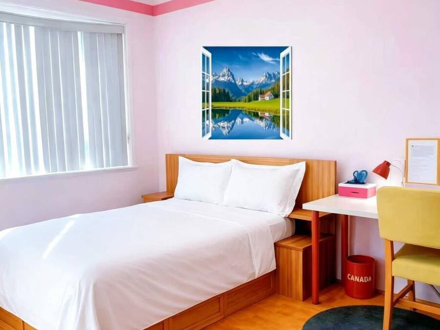 Een slaapkamer met een bed, een bureau, een stoel, een raam met jaloezieën en een schilderij van een landschap.
