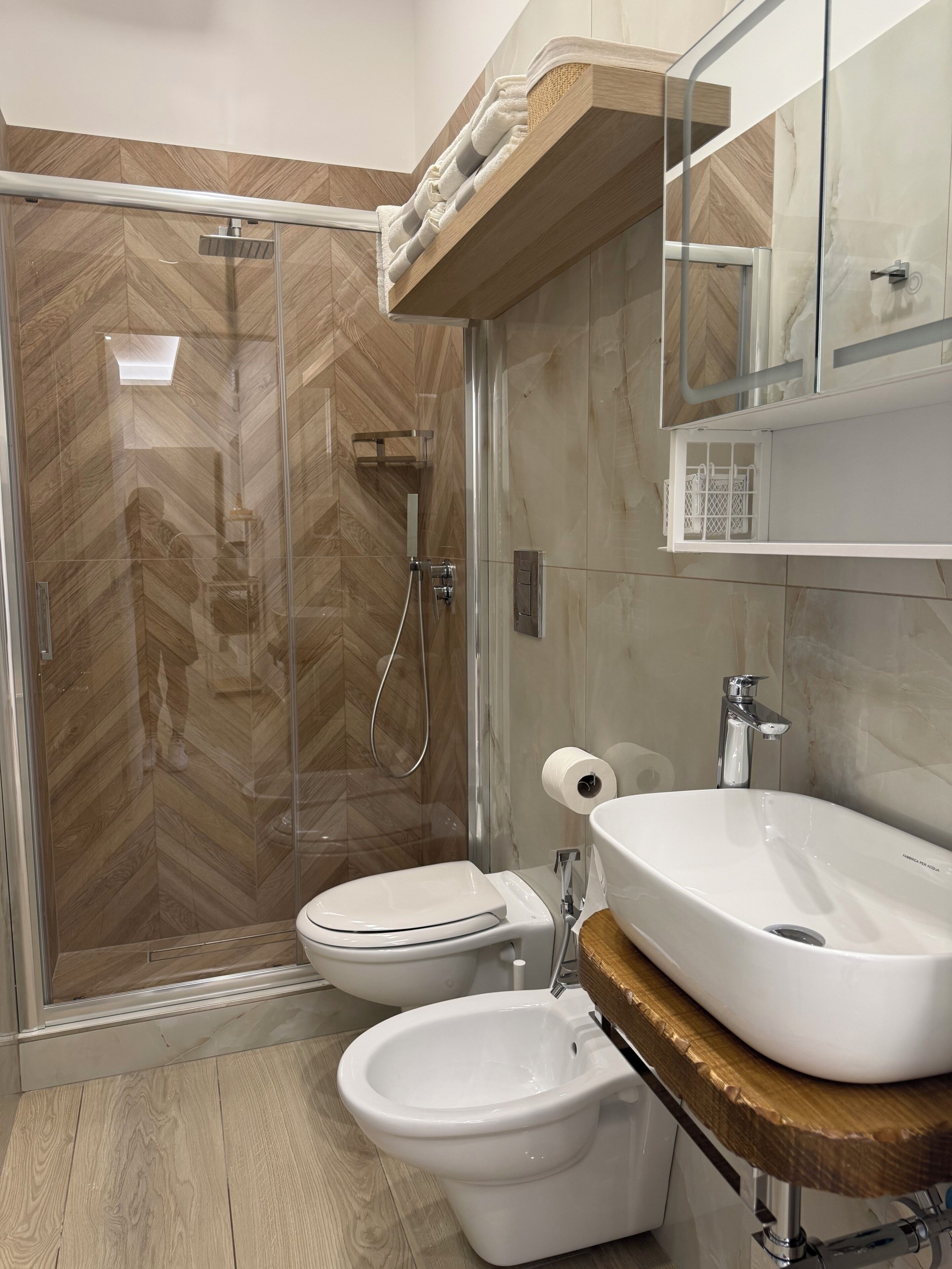 Dusche, Haartrockner, Bidet, Handtücher