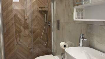 Dusche, Haartrockner, Bidet, Handtücher