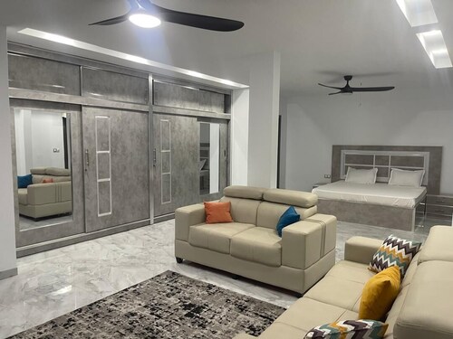 5BR Luxury Villa 600 m2 - Private Pool + Hot Tub - Saly Center - Sleeps 10