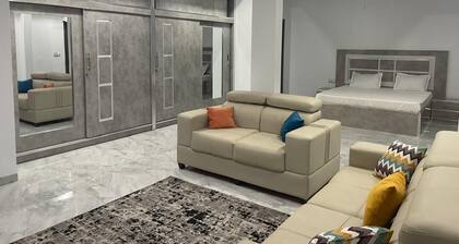 5BR Luxury Villa 600 m2 - Private Pool + Hot Tub - Saly Center - Sleeps 10