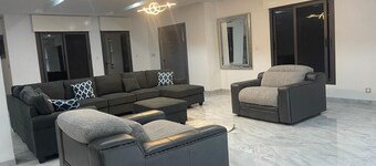 5BR Luxury Villa 600 m2 - Private Pool + Hot Tub - Saly Center - Sleeps 10