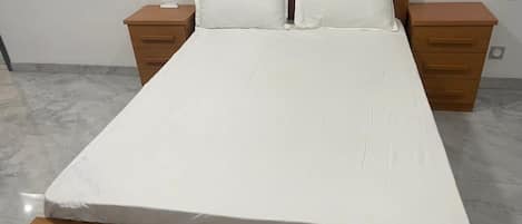 5 bedrooms, free WiFi, bed sheets