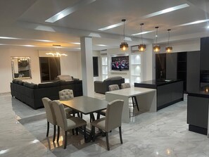 Dining - 5BR Luxury Villa 600 m2 - Private Pool + Hot Tub - Saly Center - Sleeps 10 (Saly)