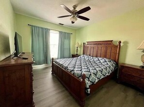 Room - Waterfront Resort Condo with Pool, Gym, Hot Tub and Spa (Clearwater)