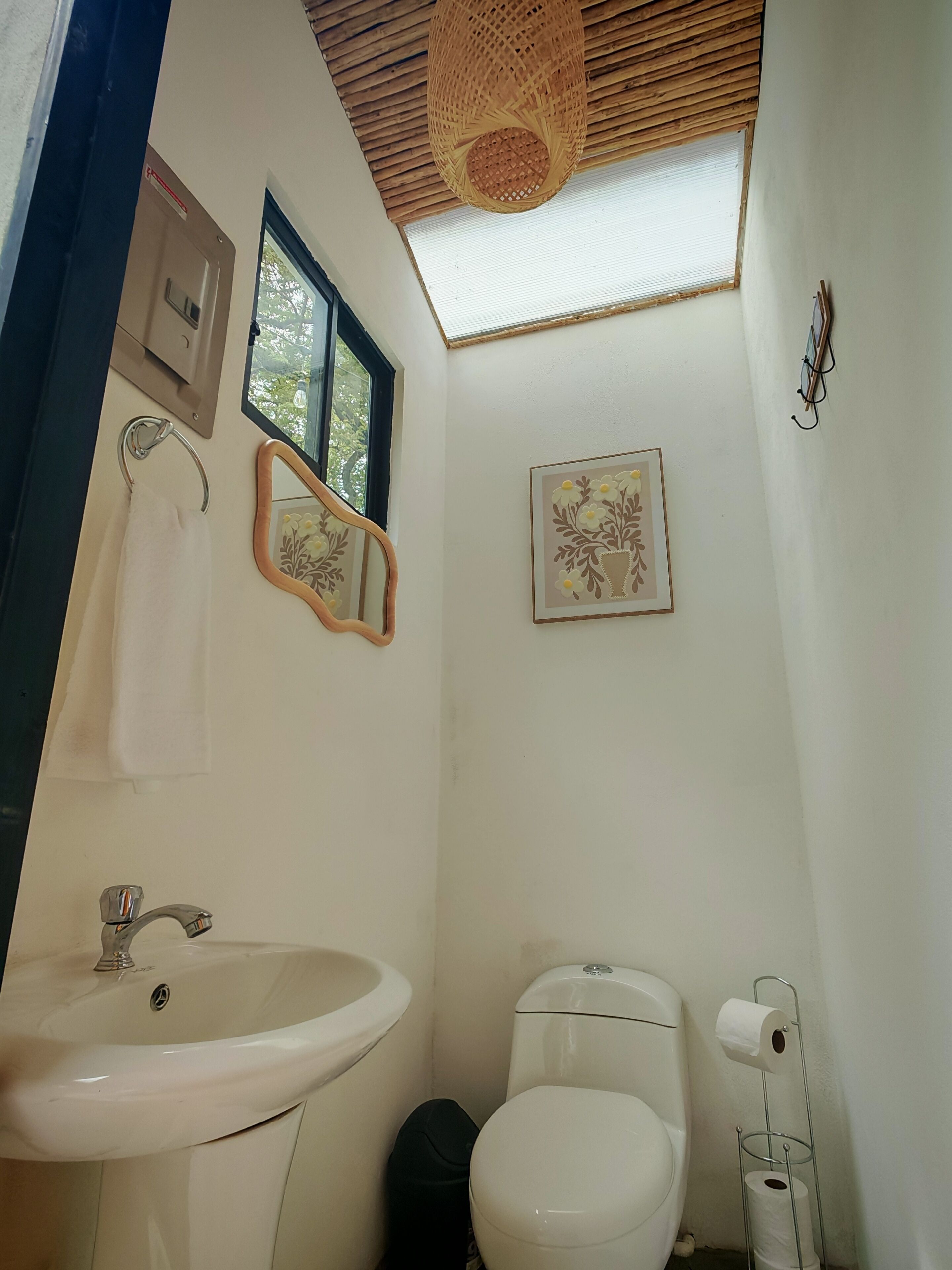 Douche, sèche-cheveux, serviettes fournies, savon