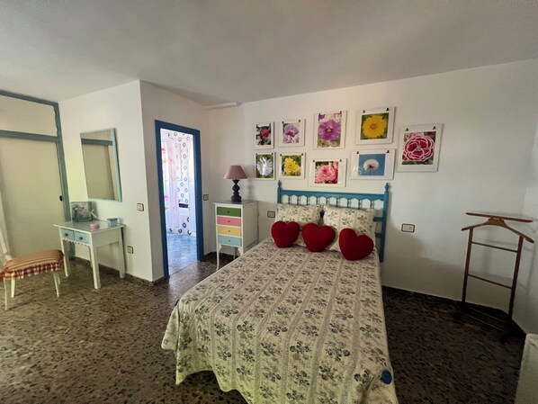 4 bedrooms, iron/ironing board, WiFi, bed sheets