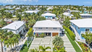 Um bairro residencial com casas, palmeiras e céu claro.