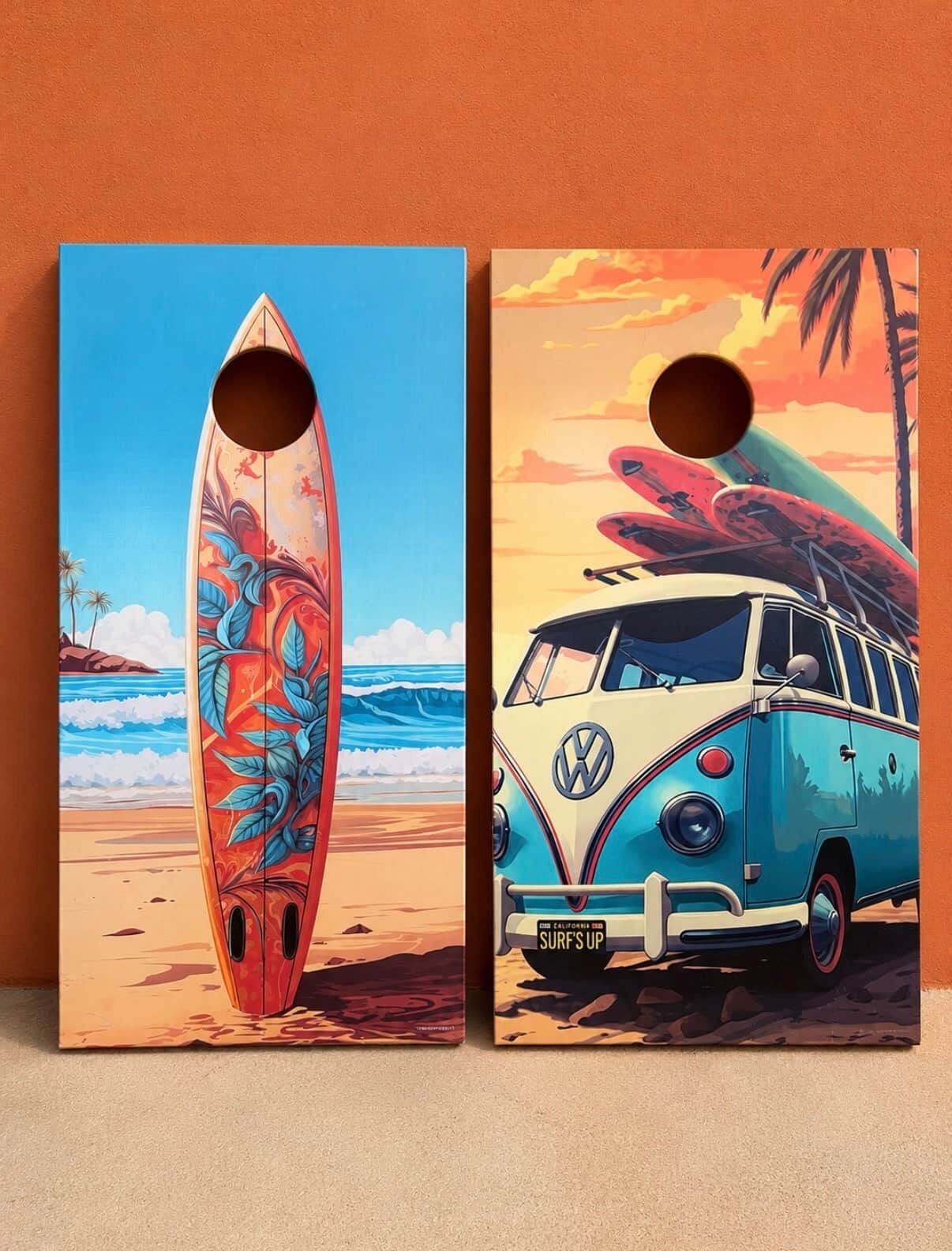 Deux œuvres d’art : l’une représente une planche de surf, l’autre un fourgon, et les deux comportent des découpes circulaires.