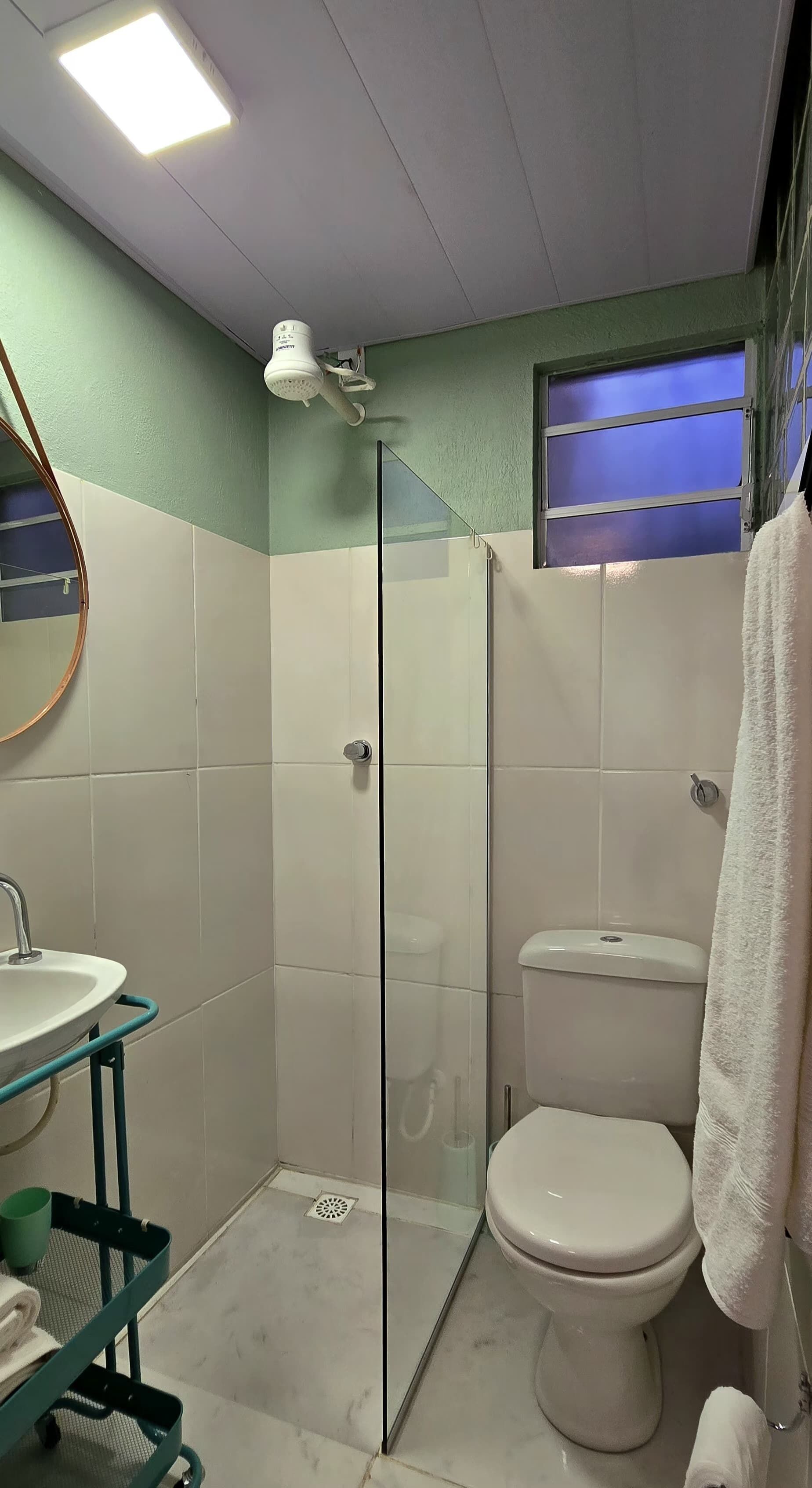 Een haardroger, handdoeken, zeep, toiletpapier