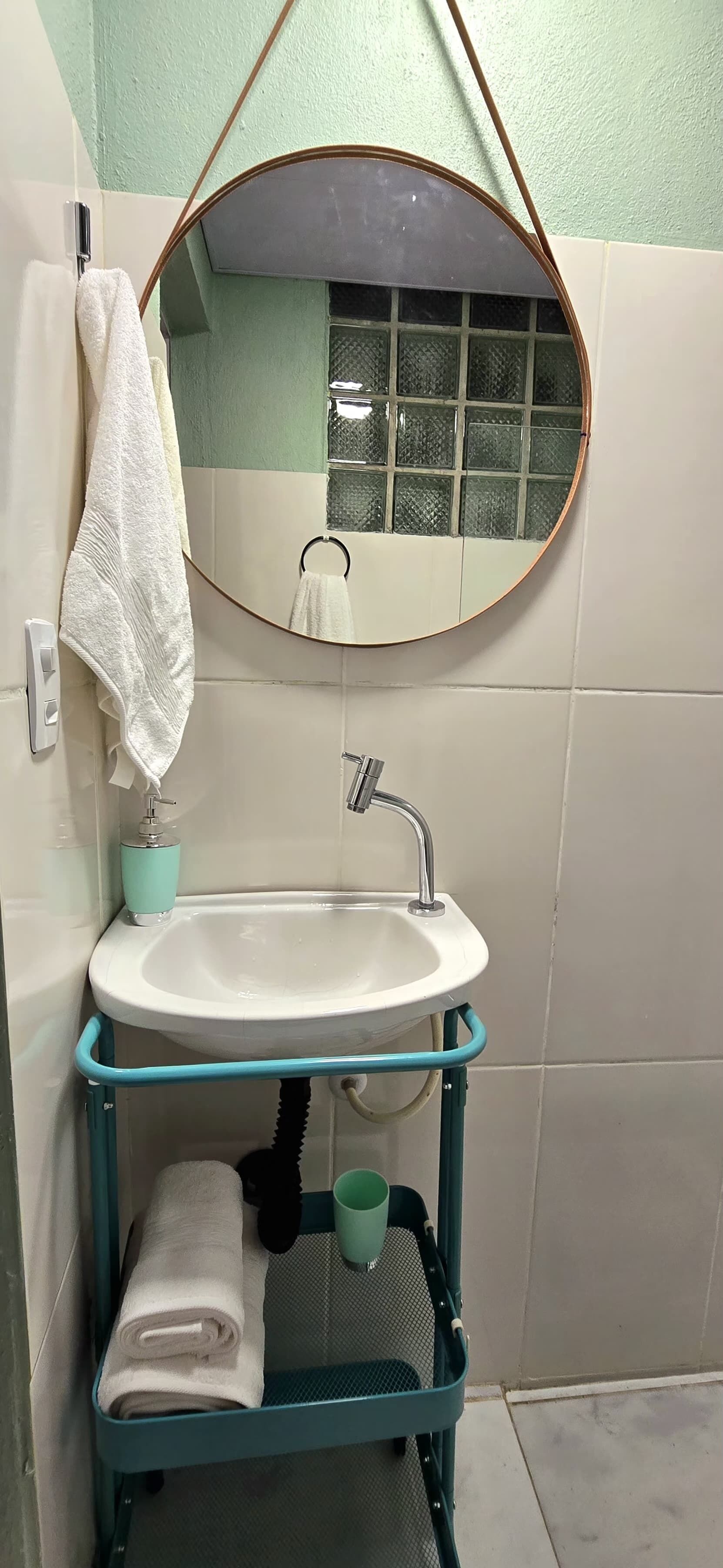 ヘアドライヤー、タオル、石鹸、トイレットペーパー