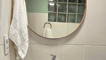 ヘアドライヤー、タオル、石鹸、トイレットペーパー