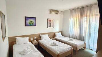 Basic Triple Room, Balcony, Courtyard View | WiFi (free)