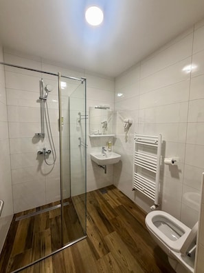Basic Triple Room, Balcony, Courtyard View | Bathroom